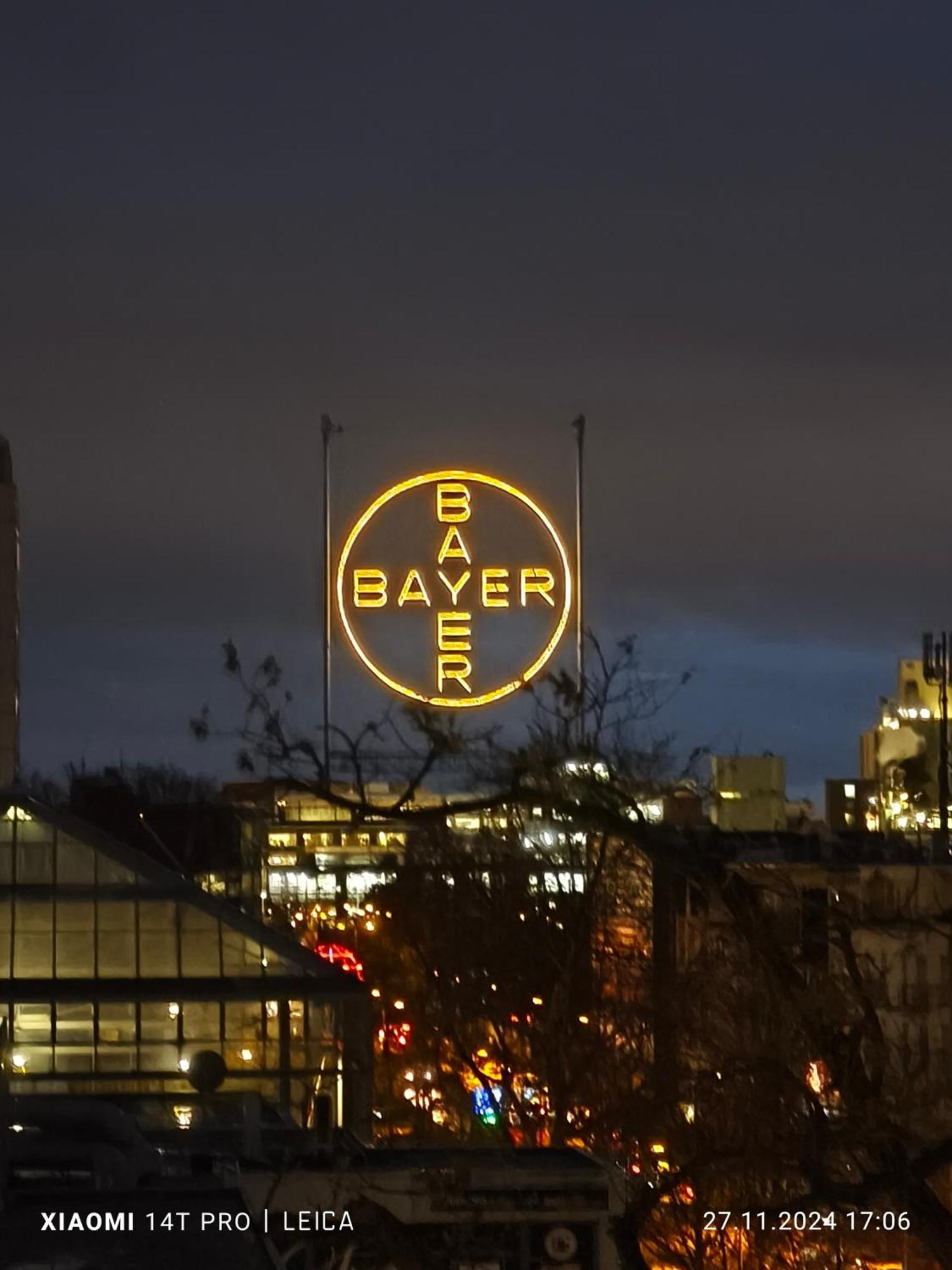 Im Herzen Von Wiesdorf- Blick Auf Das Bayer-Kreuz -Appartement Mit 2 Schlafzimmern-Fuer 3 Personen -Zentral Gelegen - Friedrich Ebert Platz 5A , 4Te Etage - Dachterrasse Und Sauna - Kaution Pflicht - Leverkusen Exterior foto