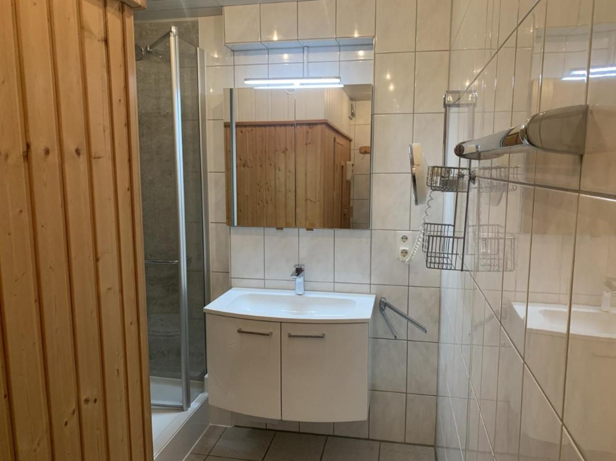 Im Herzen Von Wiesdorf- Blick Auf Das Bayer-Kreuz -Appartement Mit 2 Schlafzimmern-Fuer 3 Personen -Zentral Gelegen - Friedrich Ebert Platz 5A , 4Te Etage - Dachterrasse Und Sauna - Kaution Pflicht - Leverkusen Exterior foto