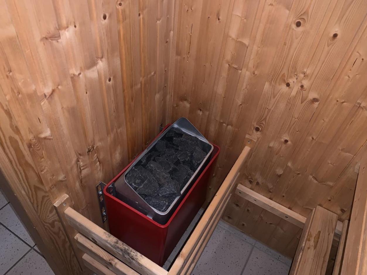 Im Herzen Von Wiesdorf- Blick Auf Das Bayer-Kreuz -Appartement Mit 2 Schlafzimmern-Fuer 3 Personen -Zentral Gelegen - Friedrich Ebert Platz 5A , 4Te Etage - Dachterrasse Und Sauna - Kaution Pflicht - Leverkusen Exterior foto
