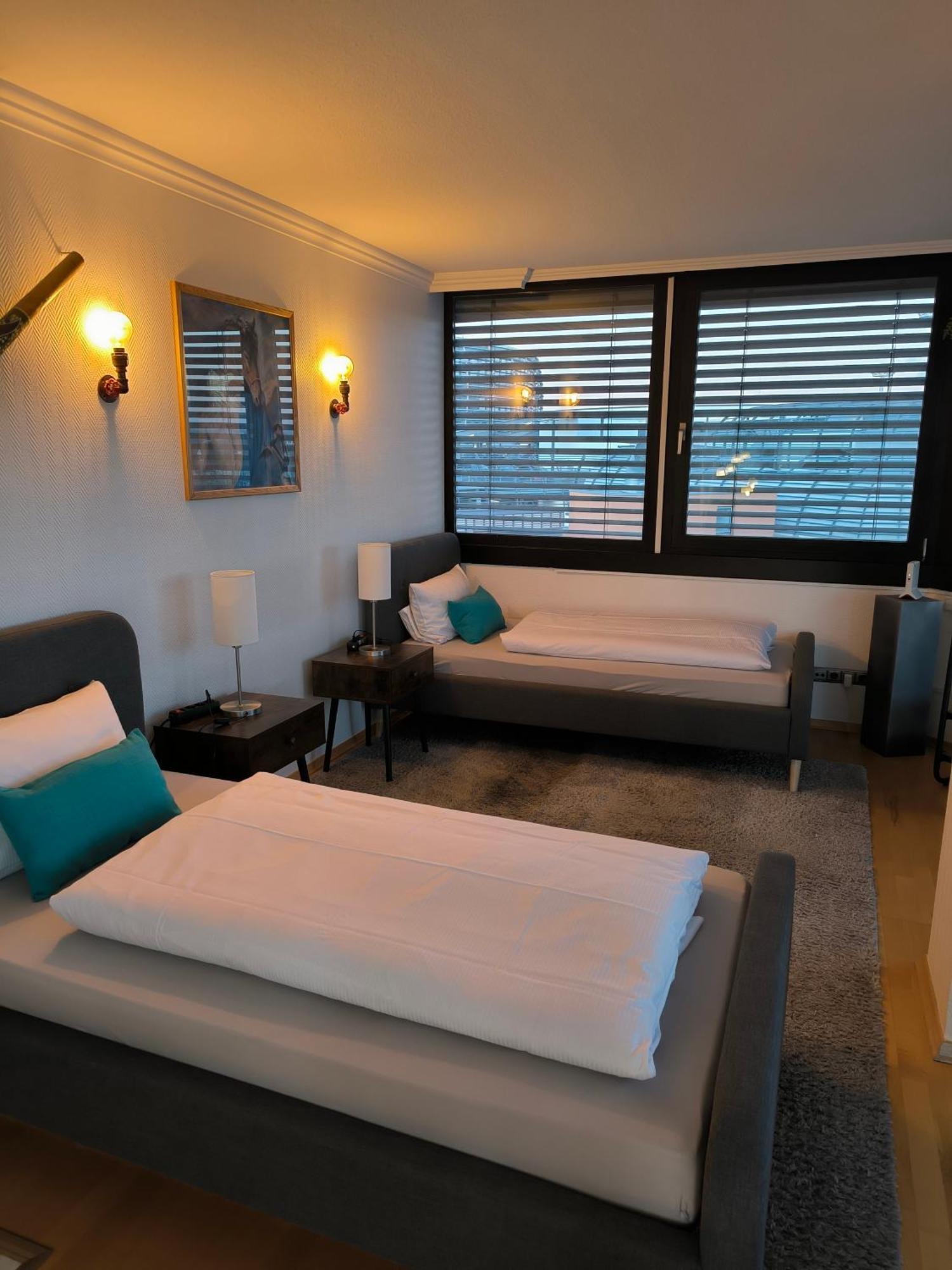 Im Herzen Von Wiesdorf- Blick Auf Das Bayer-Kreuz -Appartement Mit 2 Schlafzimmern-Fuer 3 Personen -Zentral Gelegen - Friedrich Ebert Platz 5A , 4Te Etage - Dachterrasse Und Sauna - Kaution Pflicht - Leverkusen Exterior foto