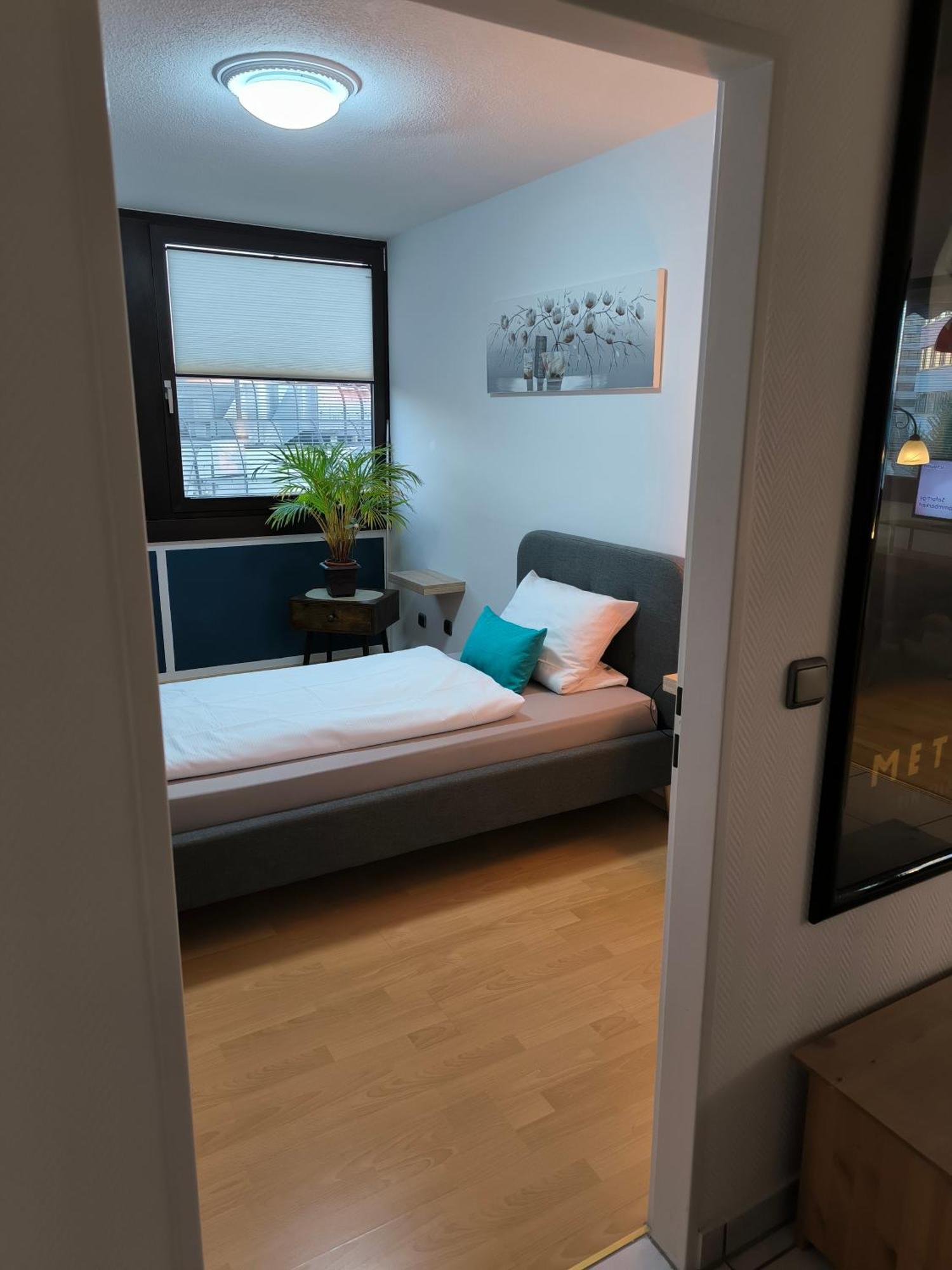 Im Herzen Von Wiesdorf- Blick Auf Das Bayer-Kreuz -Appartement Mit 2 Schlafzimmern-Fuer 3 Personen -Zentral Gelegen - Friedrich Ebert Platz 5A , 4Te Etage - Dachterrasse Und Sauna - Kaution Pflicht - Leverkusen Exterior foto