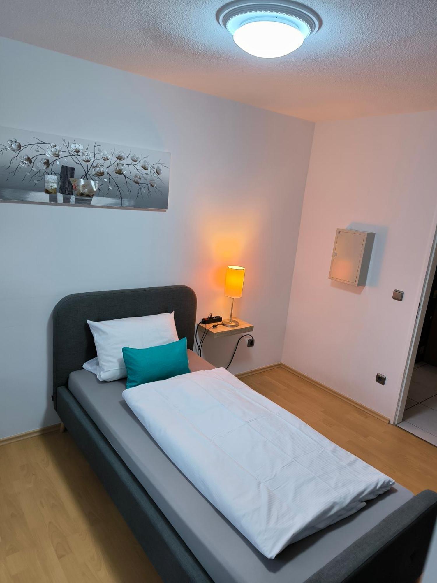 Im Herzen Von Wiesdorf- Blick Auf Das Bayer-Kreuz -Appartement Mit 2 Schlafzimmern-Fuer 3 Personen -Zentral Gelegen - Friedrich Ebert Platz 5A , 4Te Etage - Dachterrasse Und Sauna - Kaution Pflicht - Leverkusen Exterior foto