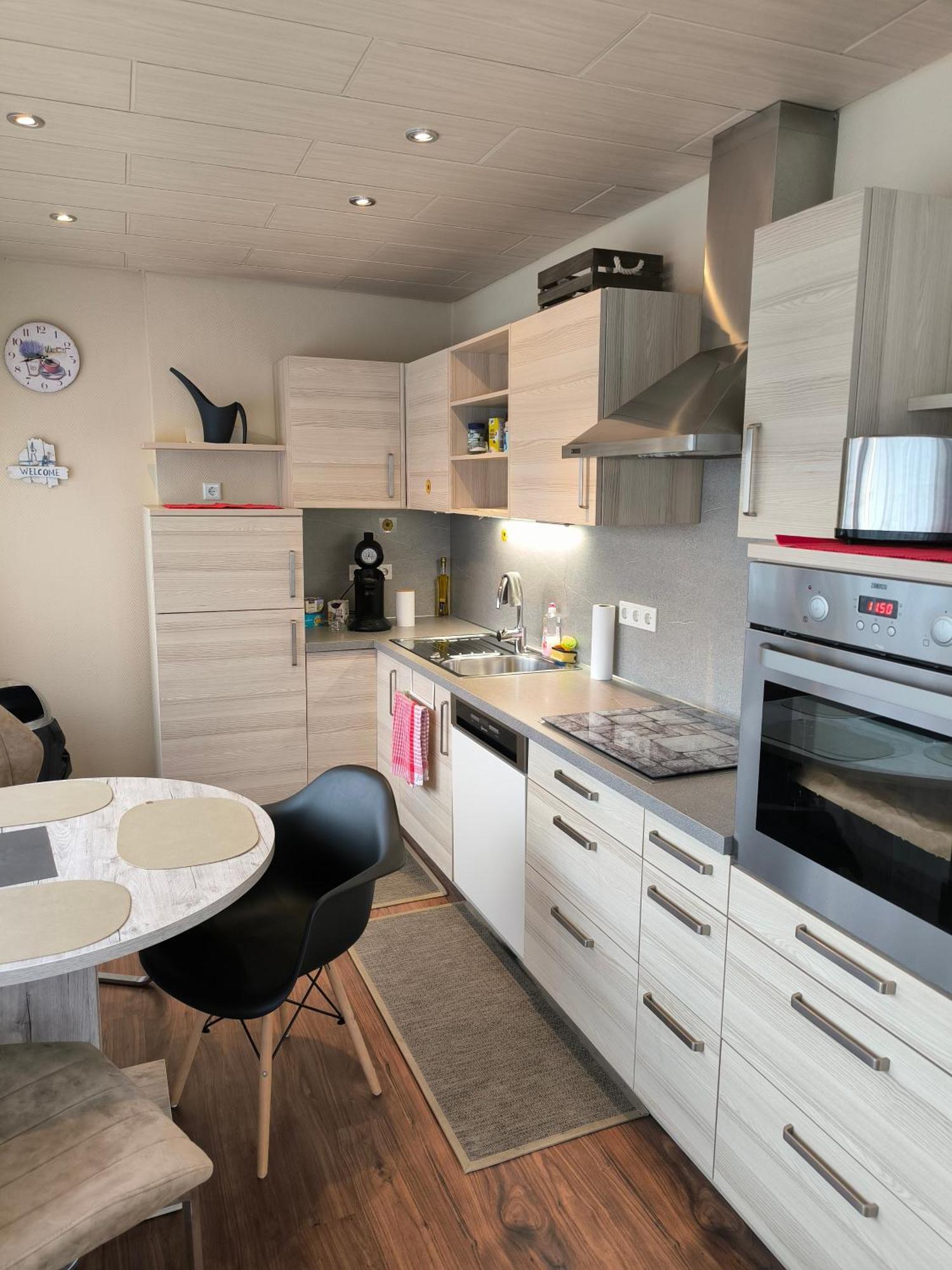 Im Herzen Von Wiesdorf- Blick Auf Das Bayer-Kreuz -Appartement Mit 2 Schlafzimmern-Fuer 3 Personen -Zentral Gelegen - Friedrich Ebert Platz 5A , 4Te Etage - Dachterrasse Und Sauna - Kaution Pflicht - Leverkusen Exterior foto